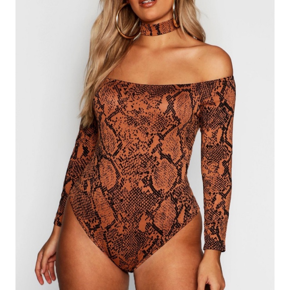 This is a bodysuit and choker from boo-hoo